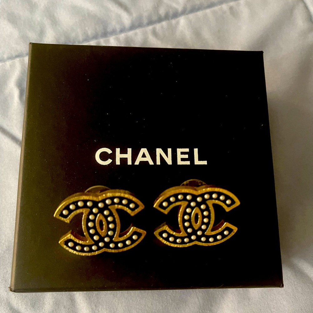AUTH with tag Chanel earrings in gold, black and pearly white